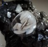 Inel superb din sticla transparenta cu insertie florala alba