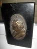 Placheta in bronz veche pe stativ de lemn- bust de personaj