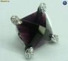 Inel din aliaj inoxidabil placat cu rhodium, piatra mare din sticla mov-inchis si cristale albe