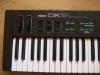 Vand YAMAHA DX21 satare buna aranjata cu tonuri.