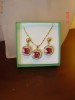 Set placat cu aur de 18k, format din colier si cercei cu cristale fuchsia princess cut si cristale swarovski clear, bijuterii mireasa