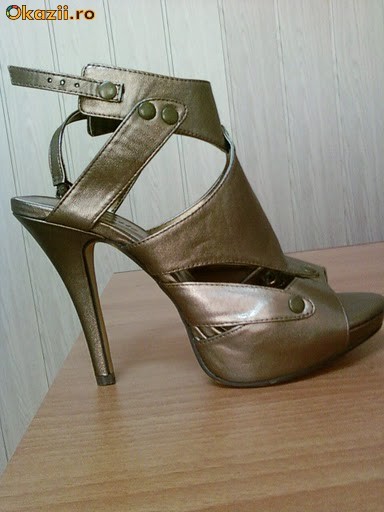 SANDALE MAS 38 100 RON foto mare