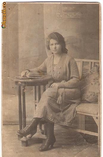 T FOTO 35 Romantica -Tanara in studio de epoca -G.Maksay, Fotograful Curtei Regale, Galatz(Galati)(imprimat in sec, coltul din dreapta, jos) foto mare