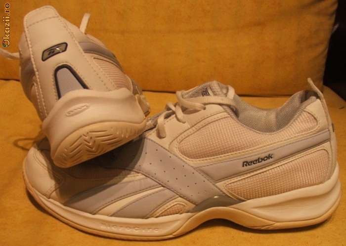 Adidasi REEBOK foto mare