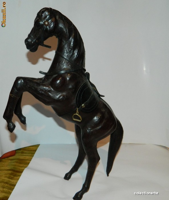 Statueta cal-piele foto mare