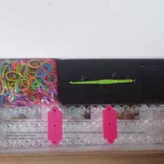 Bratara silicon - Kit LOOM BANDS - Bratari silicon. Instructiuni, Suport de lucru, 600 elastice